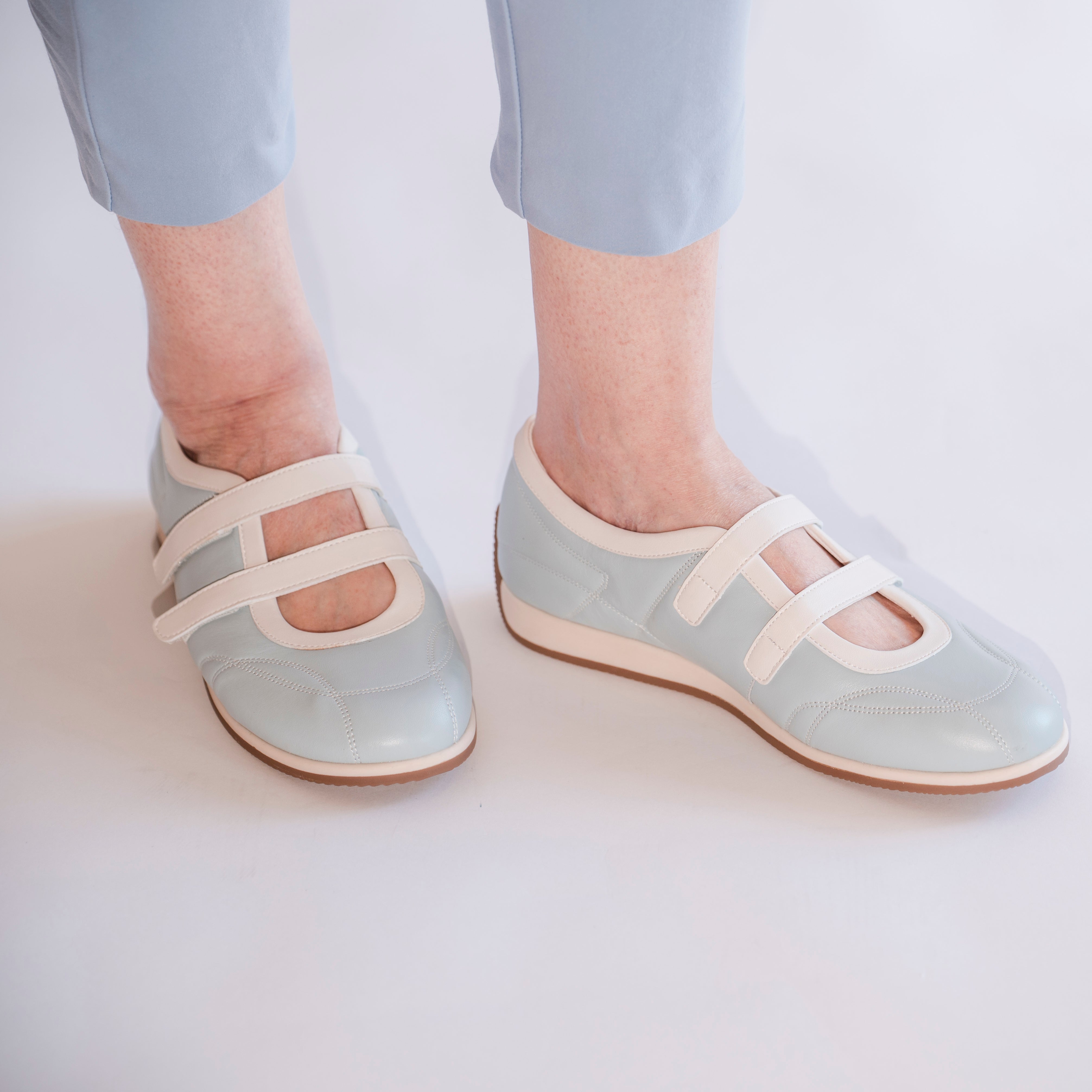 Amor Moonstone Blue White