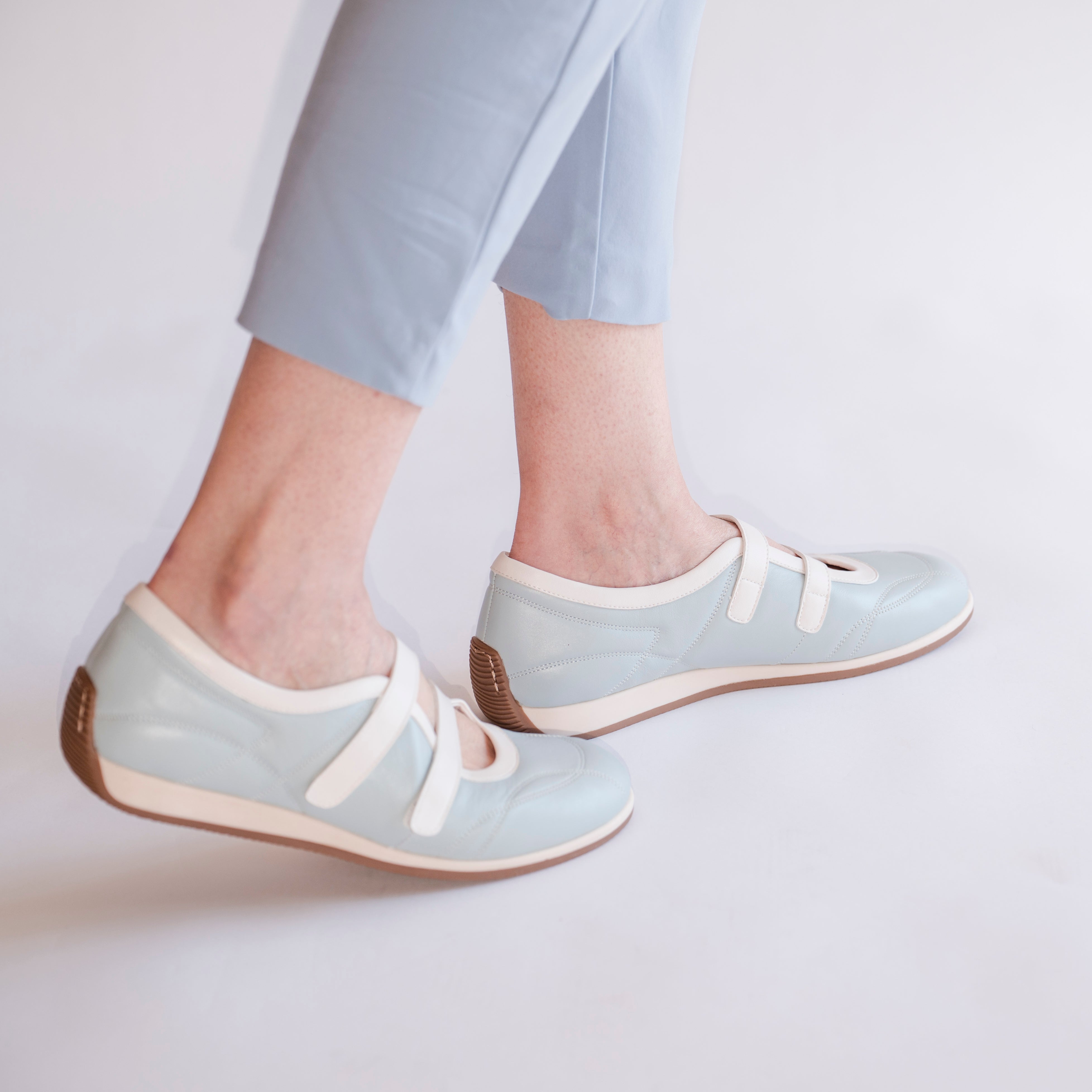 Amor Moonstone Blue White