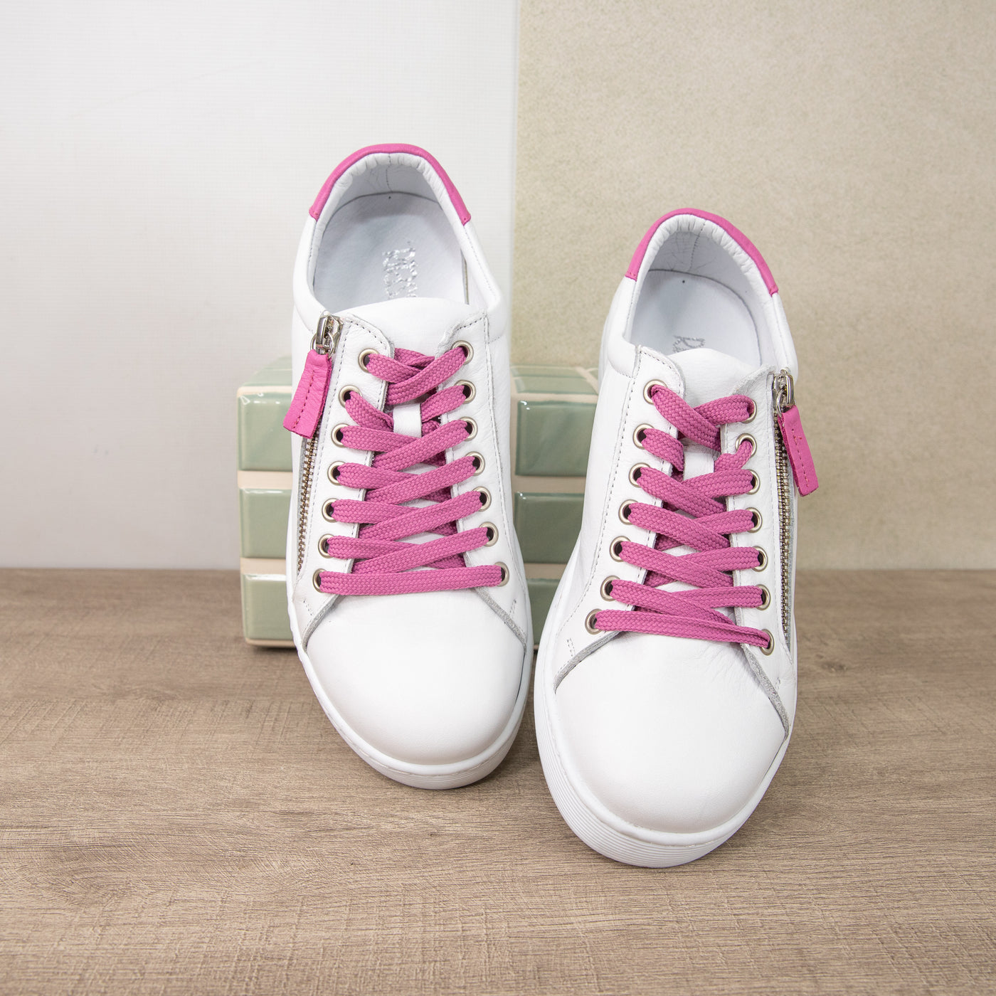 Token Fresh White Fuchsia